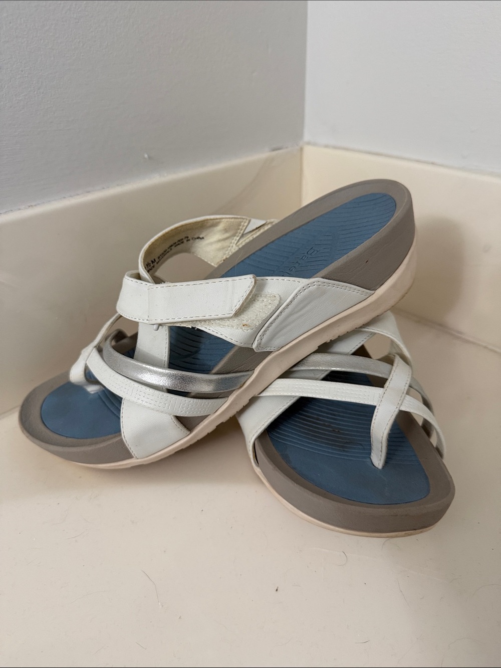 Bare Traps women’s White Crisscross Sandals with Blue Footbed. Sz 8.5 M - Picture 2 of 2